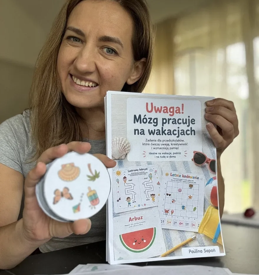 Paulina pokazuje wydrukowane wakacyjne Dobble z zestawu Uwaga! Mózg pracuje na wakacjach