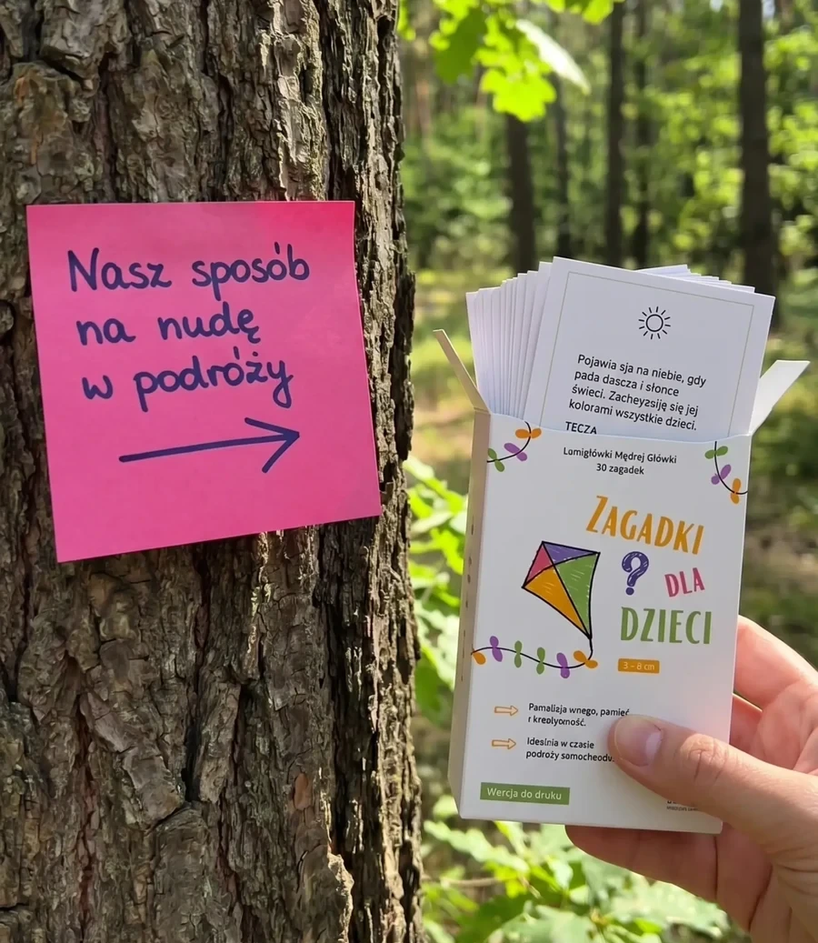 Zagadki dla dzieci — pudełko i karty w ręku, w lesie